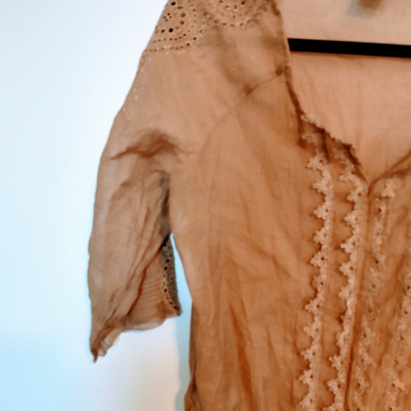Antilia Femme light weight brown top with lace detail and adjustable waist. Siz - Picture 3 of 4